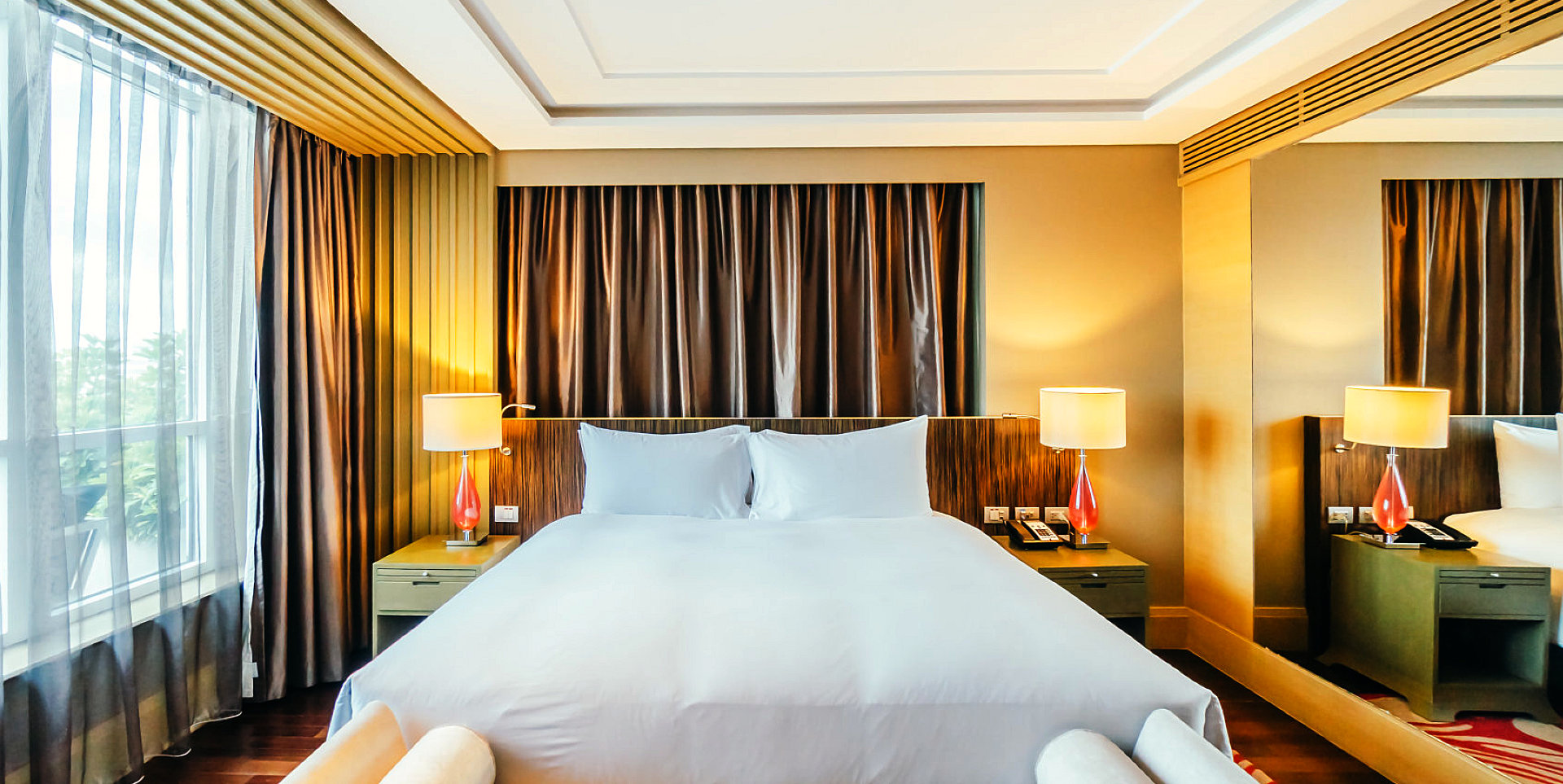 room with single white bed